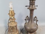 deux lampes posées l'une à côté de l'autre sur le sol