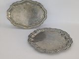 paire de plats plaqués argent sur fond blanc
