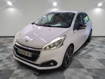 la petite voiture blanche est garée dans le garage sur un sol en damier