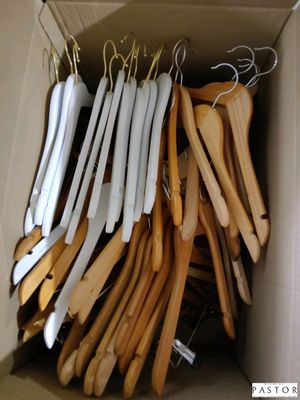 beaucoup de cintres en bois dans une boîte