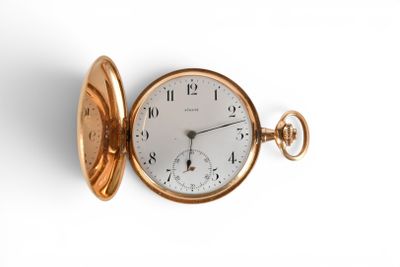 montre de poche posée sur une surface blanche, sur fond blanc