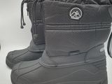 une paire de bottes grises posées sur une surface blanche