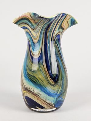 un vase en verre orné d'un motif en spirale