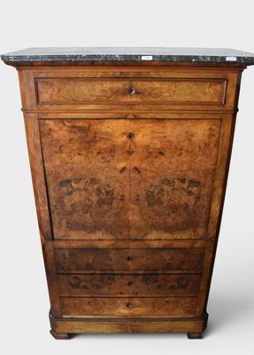 une armoire avec un plateau en marbre sur fond blanc