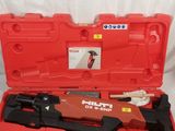 une image représentant une mallette à outils rouge contenant un pistolet