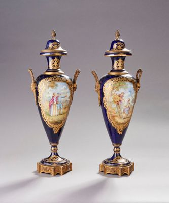 une paire de vases bleus et dorés ornés de figures peintes