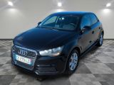 l'audi noire est garée sur le sol en damier d'un garage