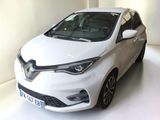 une photo d'une voiture blanche garée dans une pièce blanche