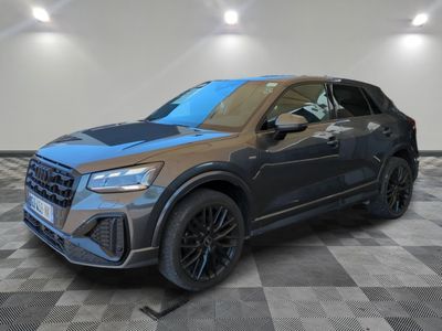 Une Audi QX 2020 dans un showroom au sol à damier