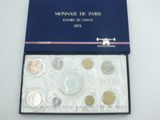 une image représentant une boîte de pièces de monnaie avec un avion en arrière-plan