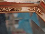 le reflet d'une personne dans un miroir, dans une pièce