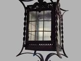 une lampe à lumière noire suspendue au plafond d'une pièce
