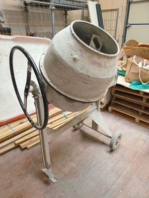 une bétonnière posée au milieu d'une pièce