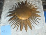 un « Sunburst » doré posé sur une table, avec une étiquette de prix dessus