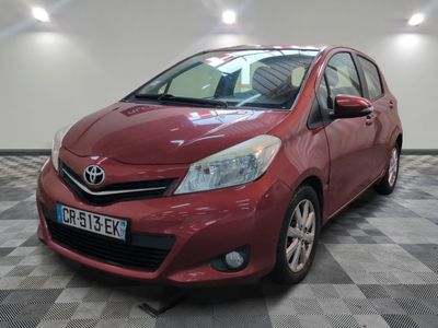 la toyota yaris rouge est garée sur un sol en damier