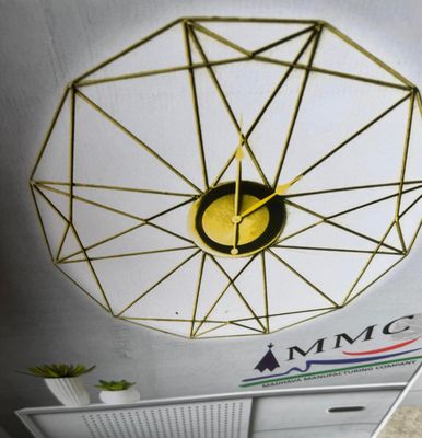 une horloge fixée au plafond d'une pièce