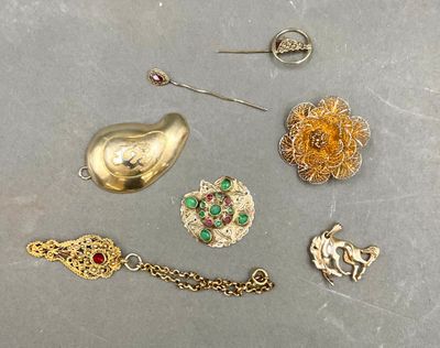 les nombreux types de bijoux qui se trouvent sur la table