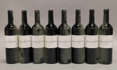 six bouteilles de vin sont alignées sur une table