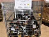 un chariot rempli de bouteilles de vin, dans un entrepôt