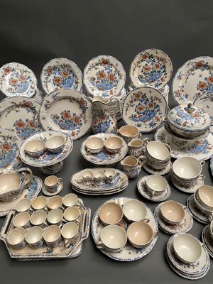 de nombreux types d'assiettes et de bols différents sur la table