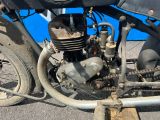 un gros plan d'un moteur de moto posé au sol
