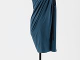 une robe bleue posée sur un mannequin, sur fond blanc