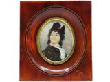 portrait d'une femme portant un chapeau noir orné d'une plume, dans un cadre en bois