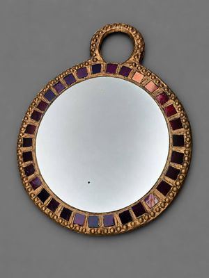 une image représentant un miroir avec un cadre doré et un miroir aux reflets multicolores