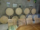 de nombreux fûts en bois empilés contre le mur derrière une table