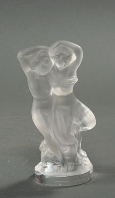 une figurine en verre représentant deux personnes se tenant la main