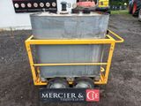 un grand conteneur métallique posé sur un chariot