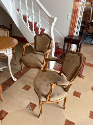 Suite de quatre fauteuils de style Louis XV et une chaise.