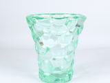 un vase en verre vert posé sur une table