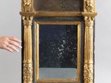 une personne tenant un miroir devant un miroir