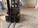 un chariot élévateur garé dans la zone d'entrepôt