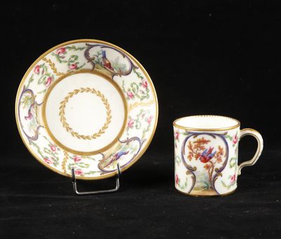 un gros plan d'une tasse et d'une soucoupe sur fond noir