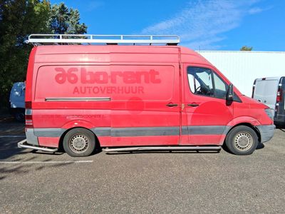 une camionnette rouge garée sur un parking