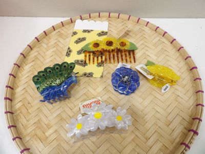 un plateau sur lequel se trouvent tout un tas d'objets