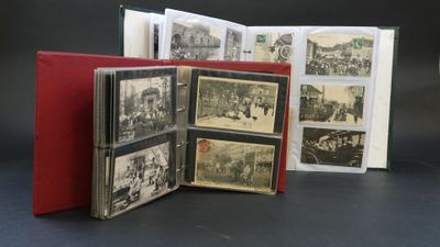 Plusieurs vieilles photos en noir et blanc sont empilées dans un livre rouge