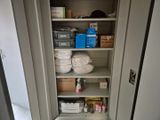 une armoire remplie d'objets, dans une pièce