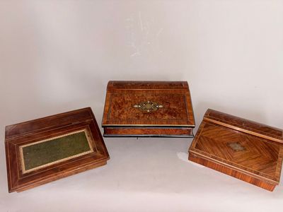 trois petites boîtes en bois posées les unes à côté des autres sur une table