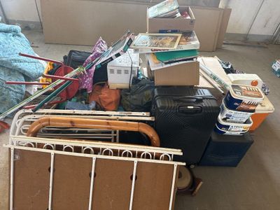 une pile de bagages posée par terre à côté d'un lit