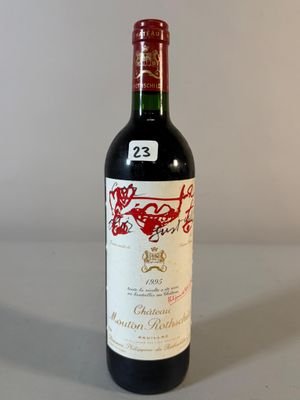une bouteille de vin posée sur une table