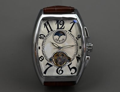 gros plan d'une montre-bracelet avec un bracelet en cuir marron