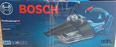 boîte contenant un aspirateur, posée sur une surface en bois