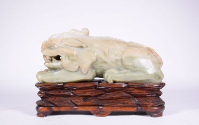 CHINE - grande CHIMERE allongée en jade céladon sculpté, sur…