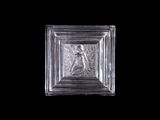 un bloc de verre sur lequel est représentée une femme