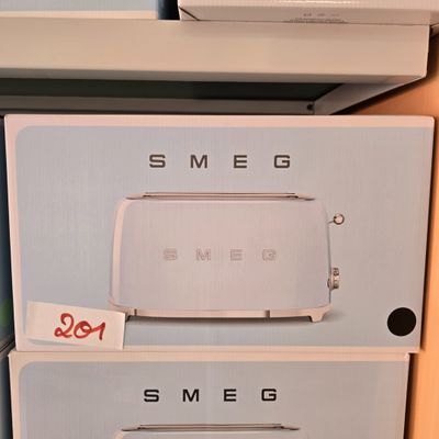 deux grille-pain Smeg empilés l'un sur l'autre