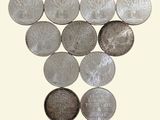 un lot de pièces de monnaie posées sur une table