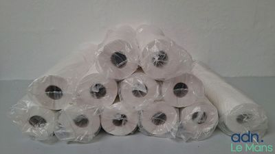 plusieurs rouleaux de papier toilette sont empilés les uns sur les autres